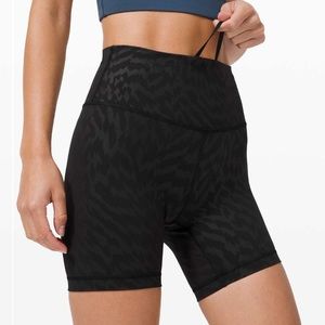 Lululemon Wunder Train High-Rise Short 6"
Voltage Mini Emboss Black 14
